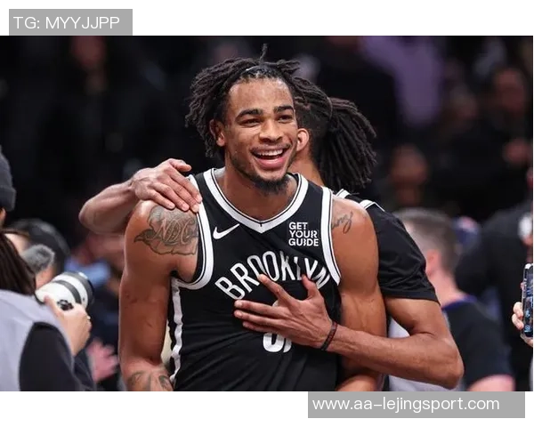 克拉克斯顿半场表现出色11投6中贡献13分7篮板2助攻1抢断 克拉克斯顿半场表现出色11投6中贡献13分7篮板2助攻1抢断