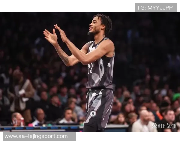 克拉克斯顿表现出色14投8中砍下21分8篮板4助攻2抢断2盖帽